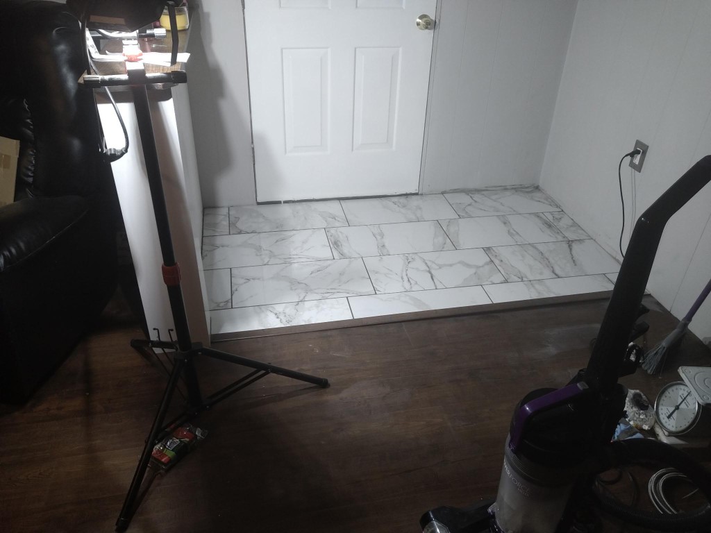Tile entryway transition at interior door